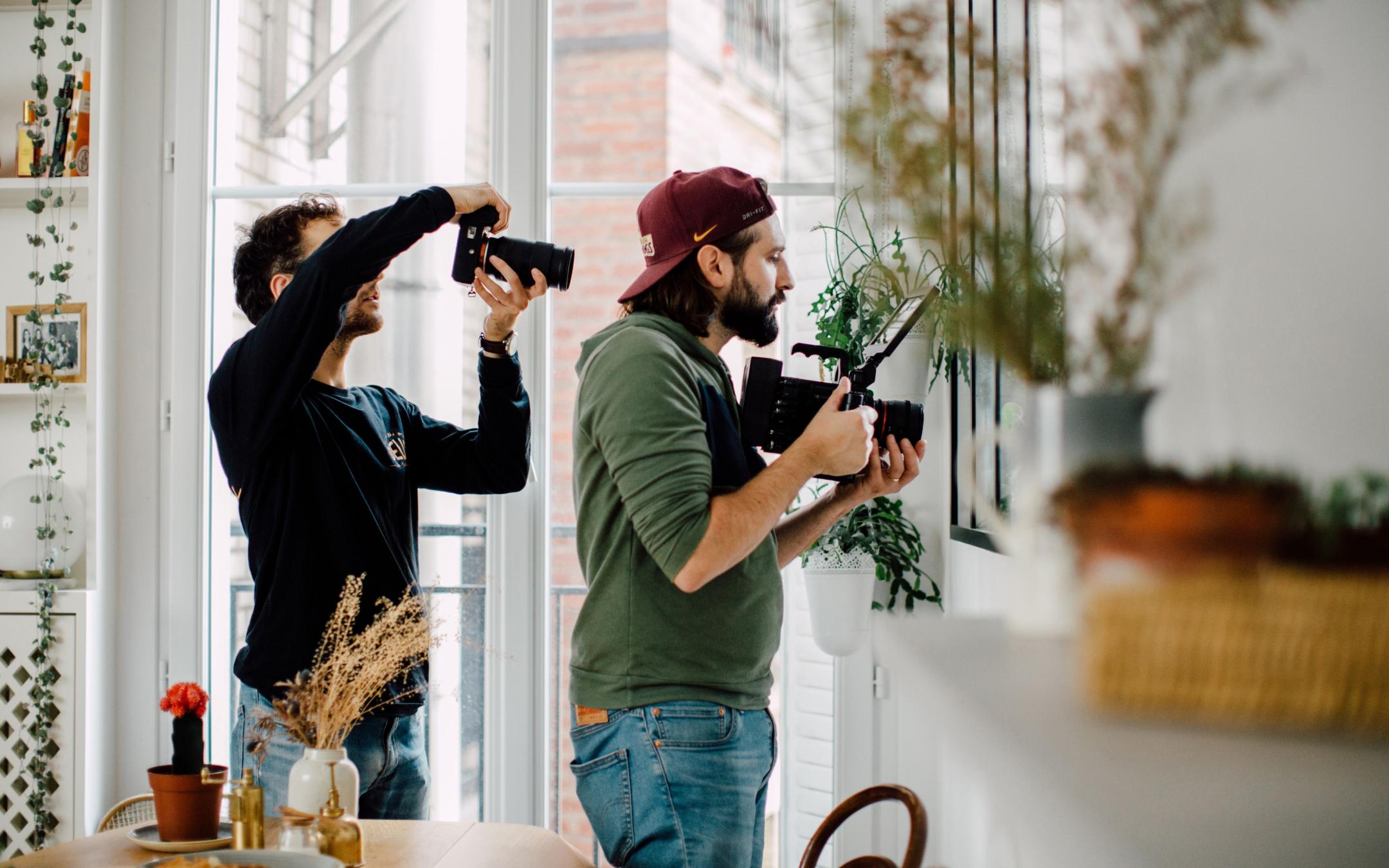 Hommes en train de filmer dans une cuisine