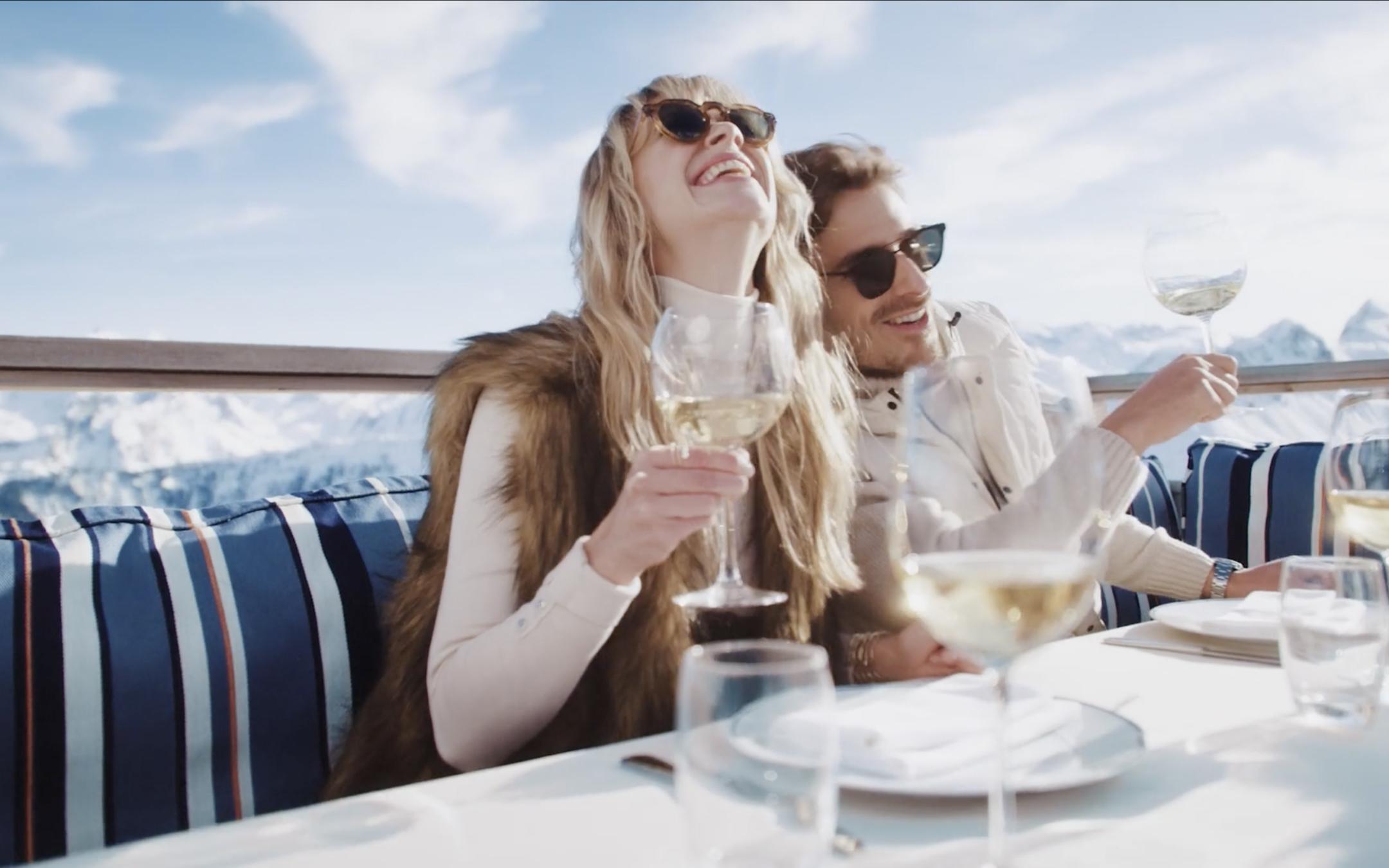 Couple qui boit du champagne dans une station de ski