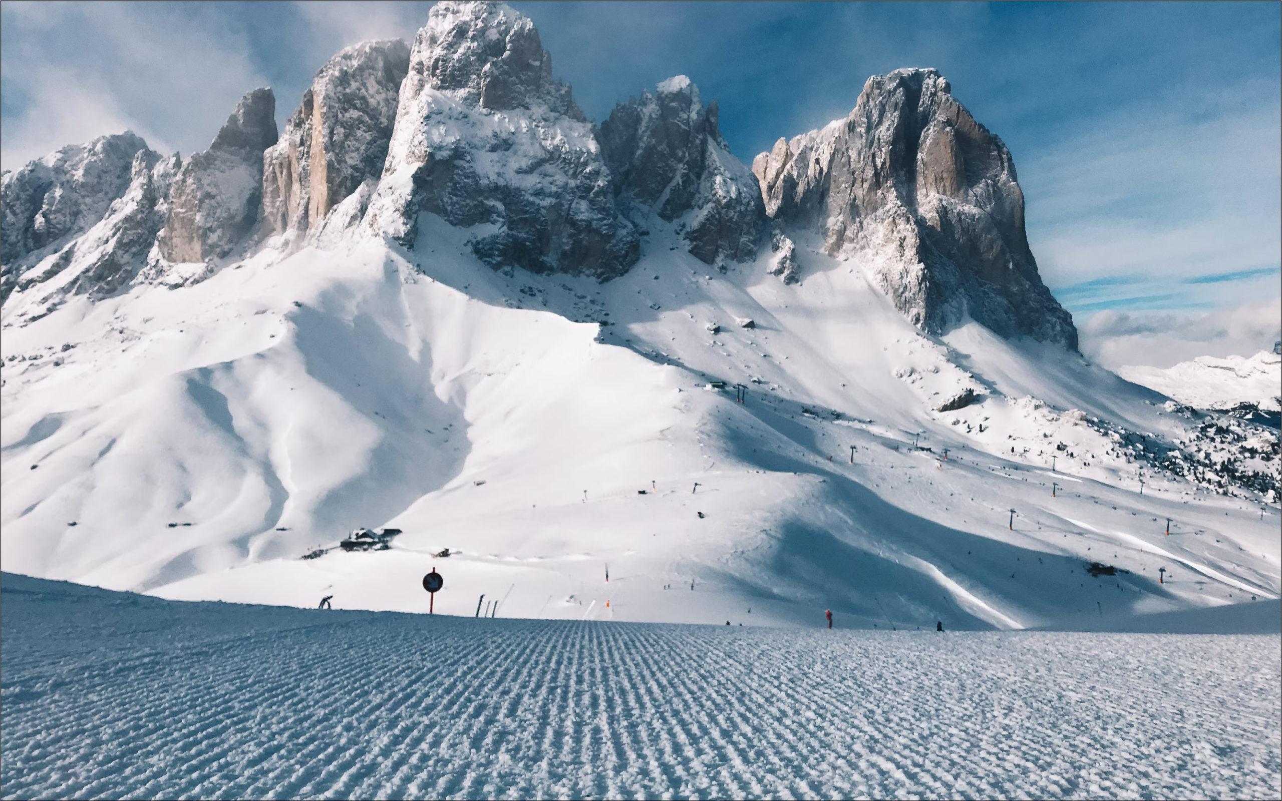 montagne enneigée avec pistes de ski